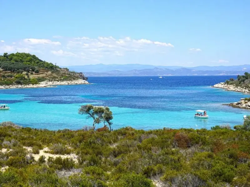 Blick auf türkisblaues Meer und grüne Buchten